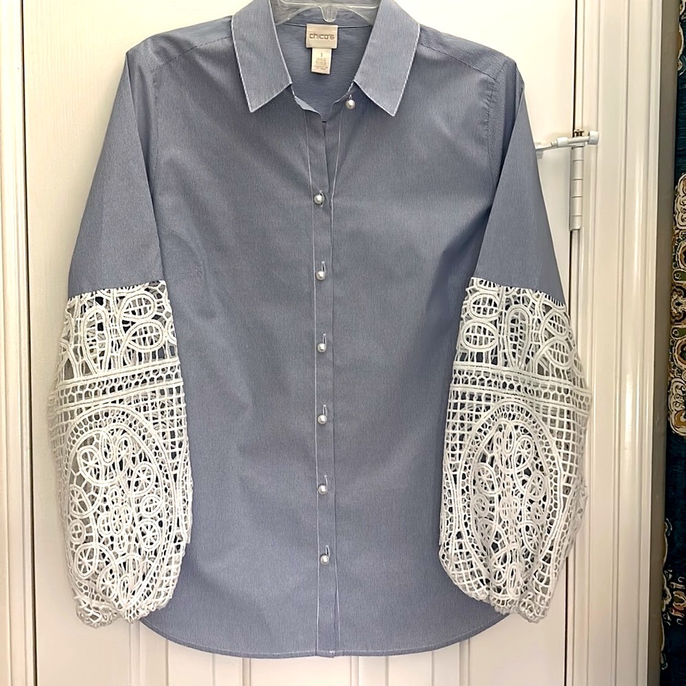 Chico’s, Blue & White, Lace Sleeve, Striped Blouse.
Sz 1 (M)
Excellent Condition